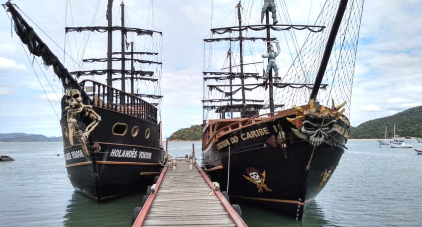 paseo en barco pirata florianópolis